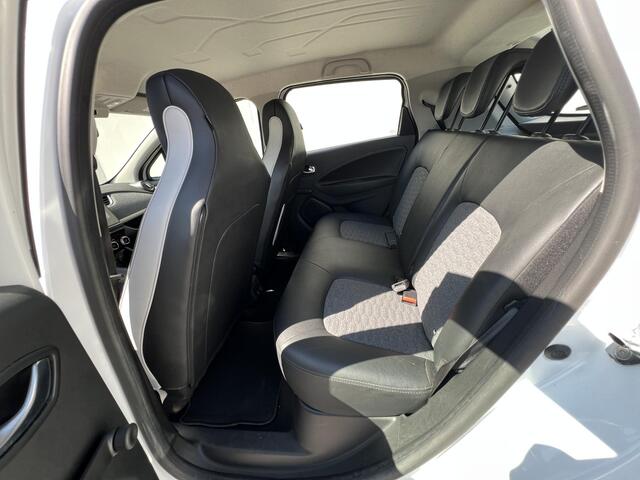 Renault ZOE R110 Intens 52 kWh / Dealer onderhouden / SoH 95,25 % koop Accu / Navigatie / Apple Carplay Android / Stuur- en stoelverwarming / 16" LM wielen & All Season banden /