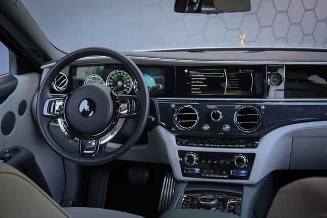 Rolls-Royce GHOST 6.75 V12 Extended Wheelbase | VERY UNIQUE !! | BESPOKE INTERIOR | GOLD SPIRIT | COACHLINE GOLD | MASSAGE | HEAD UP | CARPLAY | VENTILATED SEATS | ADAPTIVE CRUISE | STARS | HIGH BEAM ASSISTANCE |