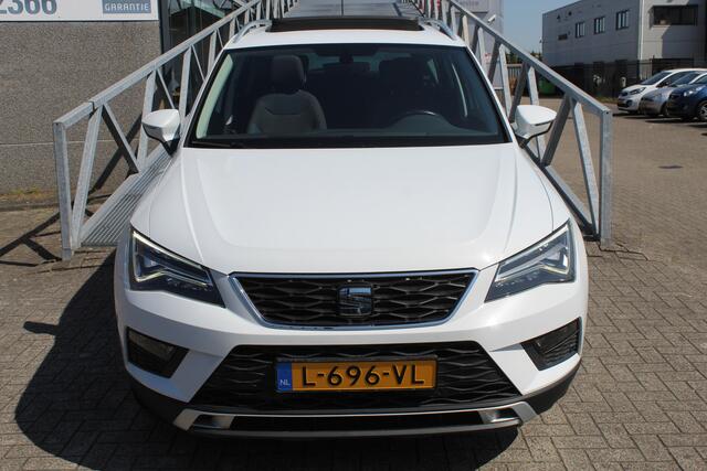 Seat ATECA 1.0 EcoTSI Limited Edition Panoramadak/Navigatie/Cruise control/Climate control/Parkeersensoren rondom/Elektrisch sluitende achterklep/Bluetooth/Park assist/LED koplampen/17'' Lichtmetalen velgen/Multifunctioneel stuurwiel/Spraakbediening/Elektrisch inkla