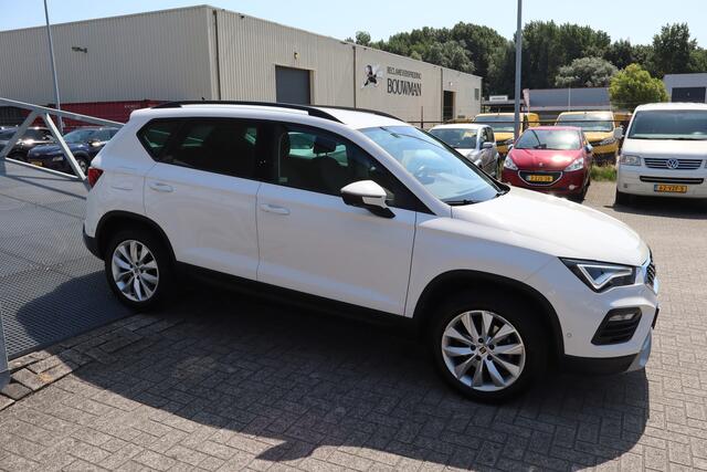 Seat ATECA 1.5 TSI Style Business Trekhaak/Apple carplay/Parkeer assistent/Cruise control/Navigatie/Digitale teller/Climate control/DAB/Lage km stand!