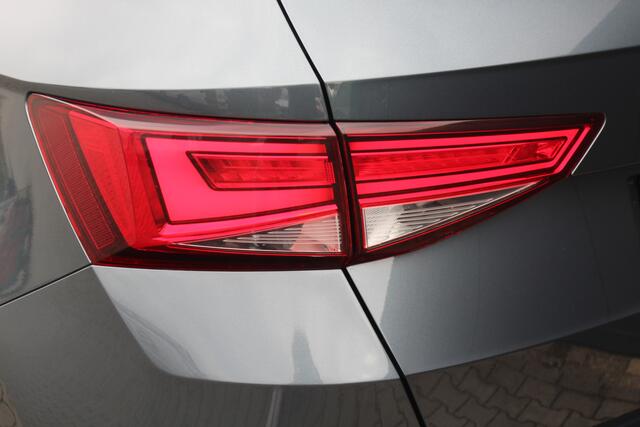 Seat ATECA 1.5 TSI FR | Incl. 12 Maanden garantie | Adaptieve Cruise | Airco | Bluetooth | Parkeercamera | Parkeersensoren | Navigatie | Stoelverwarming | Apple Carplay/Android Auto | Elektrisch inklapbare trekhaak | + Winterset