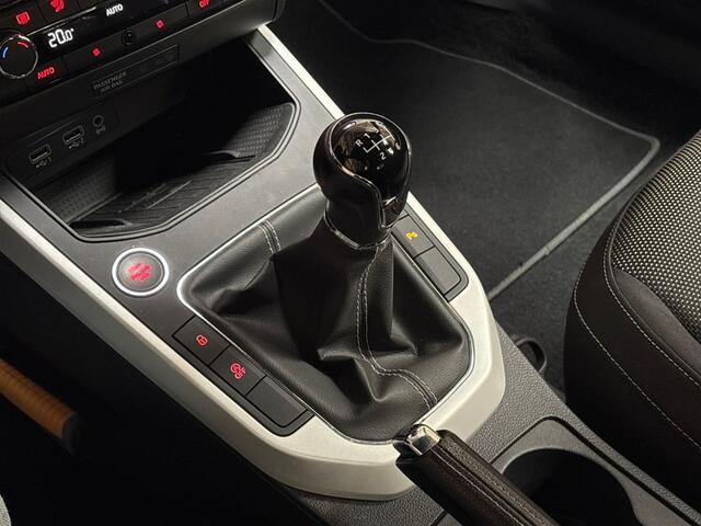 Seat Arona 1.0 TSI Xcellence Sport (APPLE CARPLAY, GROOT NAVI, CAMERA, ZWART DAK, SFEERVERLICHTING, SPORTSTOELEN, KEYLESS, CRUISE, GETINT GLAS, NIEUWSTAAT)