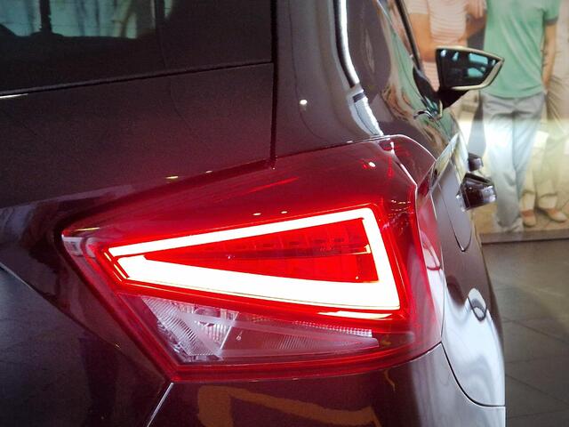 Seat IBIZA 1.0 EcoTSI FR Business Intense NAVIGATIE | ACHTERUITRIJCAMERA | PARKEERSENSOREN VOOR-EN ACHTER | STOELVERWARMING | 17" LICHTMETALEN VELGEN