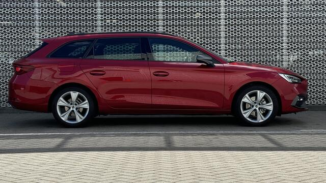 Seat LEON Sportstourer 1.0 eTSI FR Business Intense / Sportstoelen / Parkeersensoren voor/achter / Elelektrische achterklep / Stoelverwarming / 17inch / Apple CarPlay