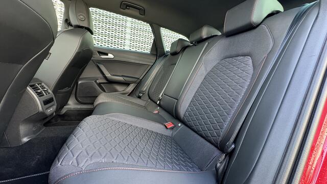 Seat LEON Sportstourer 1.0 eTSI FR Business Intense / Sportstoelen / Parkeersensoren voor/achter / Elelektrische achterklep / Stoelverwarming / 17inch / Apple CarPlay