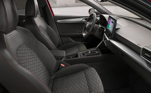 Seat LEON Sportstourer 1.5 TSI e-Hybrid FR PHEV First Edition Tot 130km volledig elektrische actieradius / Sportstoelen vóór, bekleding stof zwart met rode stiksels / Achteruitrijcamera / Dodehoeksensor