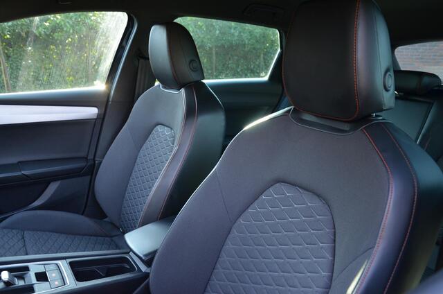 Seat LEON Sportstourer 1.5 eTSI FR Launch Edition Automaat/Led/Pdc/Ecc/Virtual Cockpit/Cr-Control adaptief/Privacy-Glass/18-Inch Lmv