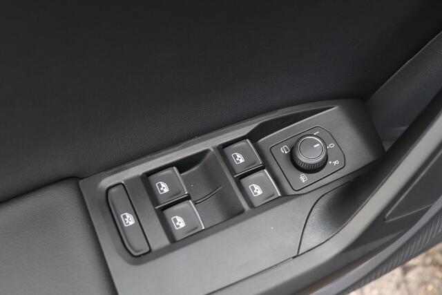 Seat LEON 1.5 TSI FR Business Intense | Facelift! | 18" lichtmetalen velgen | Matrix LED | Side assist