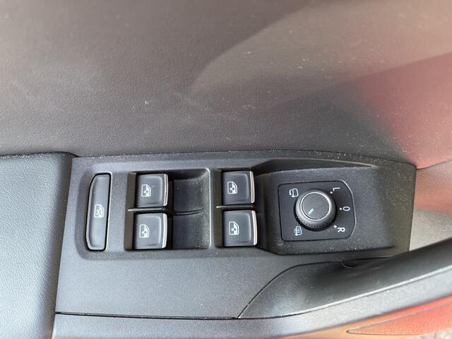Seat LEON Sportstourer 1.5 eTSI FR Business Intense / AUTOMAAT/ PANO/ CAMERA/ PARK. SENSOREN/ CRUISE/ STOEL-STUURVERWARM./ MATRIX/ APP-CONNECT/ NAVI/ CLIMA/ DAB