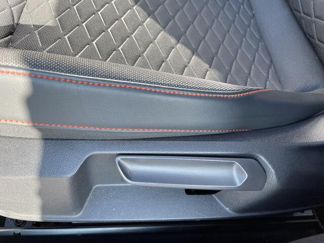 Seat LEON Sportstourer 1.5 eTSI FR Business Intense / AUTOMAAT/ PANO/ CAMERA/ PARK. SENSOREN/ CRUISE/ STOEL-STUURVERWARM./ MATRIX/ APP-CONNECT/ NAVI/ CLIMA/ DAB
