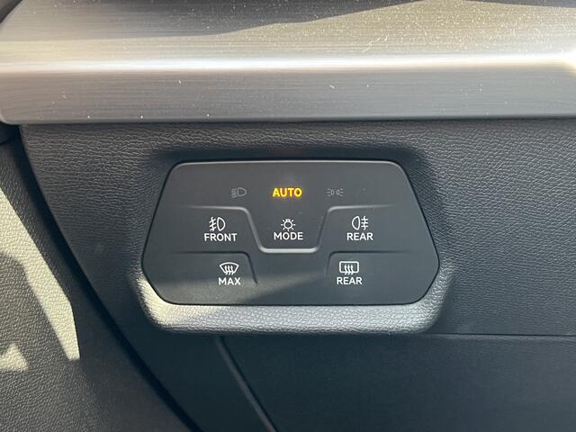 Seat LEON Sportstourer 1.5 eTSI FR Business Intense / AUTOMAAT/ PANO/ CAMERA/ PARK. SENSOREN/ CRUISE/ STOEL-STUURVERWARM./ MATRIX/ APP-CONNECT/ NAVI/ CLIMA/ DAB
