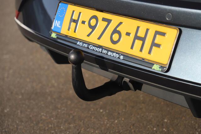 Seat LEON ST 1.5 TSI Style Ultimate Edition 131PK Virtual Trekhaak Panoramadak Navigatie Achteruitrijcamera Clima Carplay