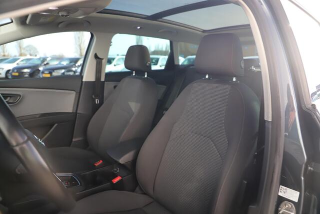 Seat LEON ST 1.5 TSI Style Ultimate Edition 131PK Virtual Trekhaak Panoramadak Navigatie Achteruitrijcamera Clima Carplay