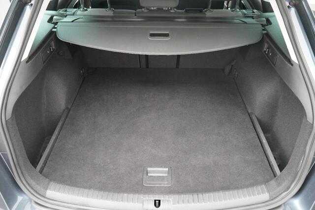 Seat LEON ST BWJ 2020 / 1.0TSI 116 PK Style Ultimate Edition / / LED / Navi / Clima / Virtual Cockpit / Stoelverw. / Trekhaak / PDC / Cruise / LMV /