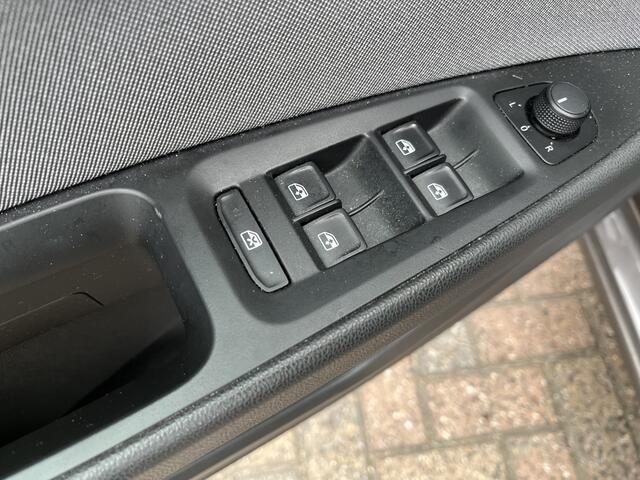 Seat LEON 1.0 EcoTSI Style Connect / AUTOMAAT/ 16" LMV/ KEYLESS/ CRUISE/ LANE ASSIST/ NAVI/ DAB/ BLUETOOTH/ FULL LINK/ CLIMA/ PARK. SENSOREN