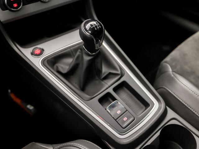 Seat LEON ST 1.0 TSI Sport (APPLE CARPLAY, NAVIGATIE, BEATS AUDIO, CAMERA, LEDER/ALCANTARA, SPORTSTOELEN, GETINT GLAS, KEYLESS, TREKHAAK, NIEUWSTAAT)