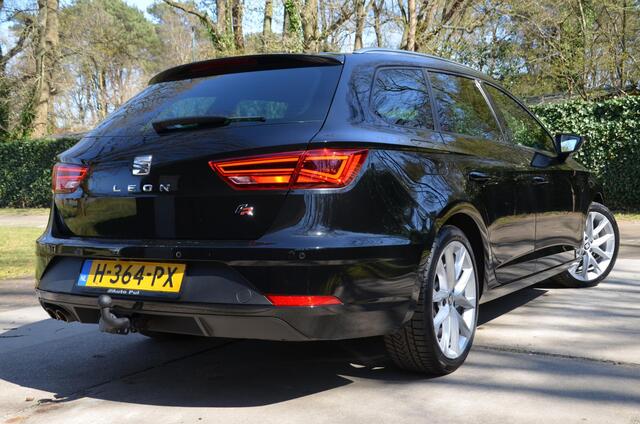 Seat LEON ST 1.5 TSI FR Ultimate Edition Automaat/Led/Navi/Pdc/Ecc/Seat Sound/Privacy-Glass/Achteruitrijcamera/Half-Leer/18-Inch Lmv/Virtual Cockpit/Trekhaak