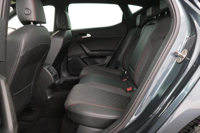 Seat LEON 1.5 eTSI FR Intense | Adaptive cruise | Carplay | Sportstoelen | Full LED | Navigatie | Climate control | Parkeerhulp | Dodehoek detectie