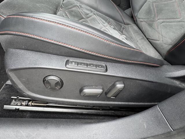 Seat LEON 1.5 eTSI FR Business Intense/Automaat/Keyless/AppleCarplay/Stoel&Stuur-verwarming