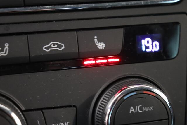 Seat LEON 1.0 TSI Style Ultimate Edition | Camera | Navigatie | Stoelverwarming | Climate control | AppleCarplay AndroidAuto |