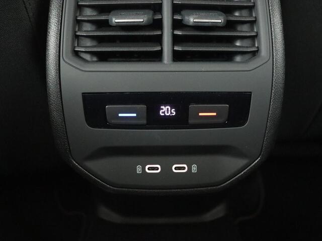Seat LEON 1.5 TSI Style Launch Edition | Trekhaak | Camera | Adaptive cruise | Carplay | Parkeerhulp | Navigatie | Full LED
