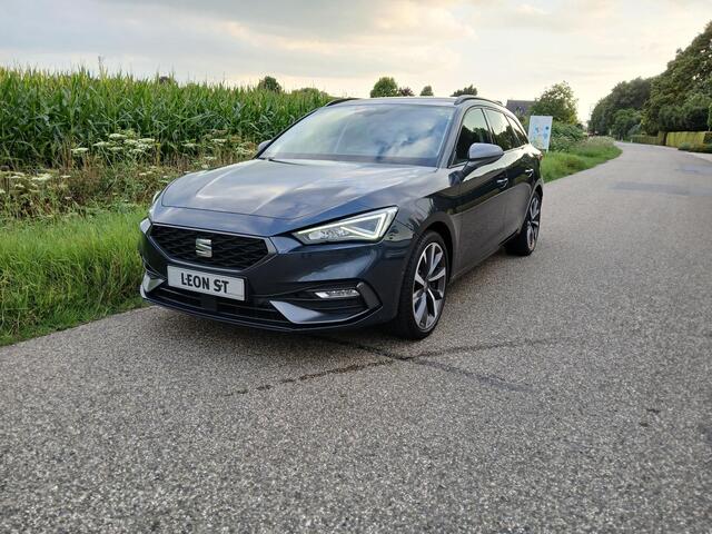 Seat LEON Sportstourer 1.5 eTSI FR Business Intense DSG-7 + Panoramadak + 18 inch + Trekhaak etc.