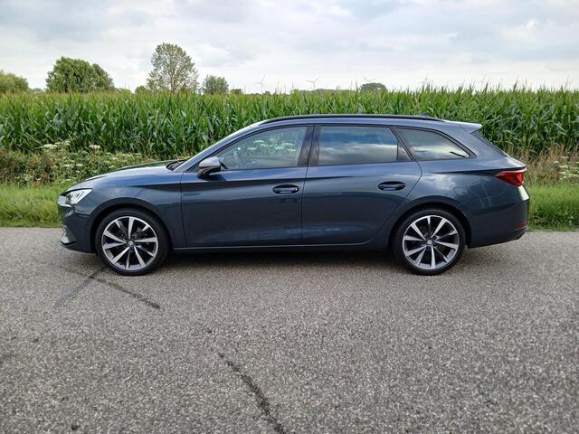 Seat LEON Sportstourer 1.5 eTSI FR Business Intense DSG-7 + Panoramadak + 18 inch + Trekhaak etc.