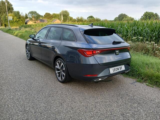 Seat LEON Sportstourer 1.5 eTSI FR Business Intense DSG-7 + Panoramadak + 18 inch + Trekhaak etc.