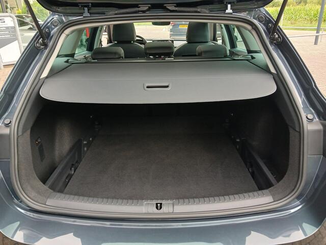 Seat LEON Sportstourer 1.5 eTSI FR Business Intense DSG-7 + Panoramadak + 18 inch + Trekhaak etc.