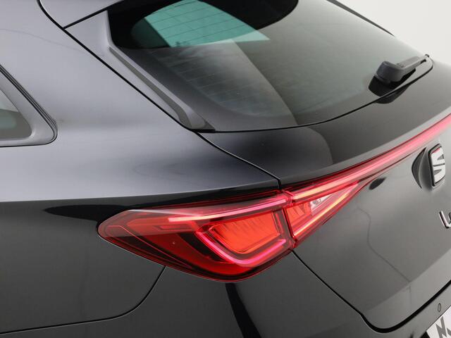 Seat LEON Sportstourer 1.5 eTsi 150pk DSG Style · Apple/Android Car Play · Camera · P-Sensoren · Cruise Control · Apple/Android Car Play · 17'' Inch · Garantie t/m 30-05-2029 of 100.000km