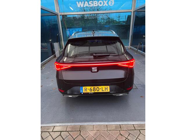 Seat LEON Sportstourer 1.5 TSI FR Business Intense dealer onderhoud camera side assist navigatie Full LED ACC adaptieve cruise control sfeerverlichting digital cockpit stoelverwarming parkeersensoren voor en achter stuurwiel verwarming lederen multifunctioneel stuu