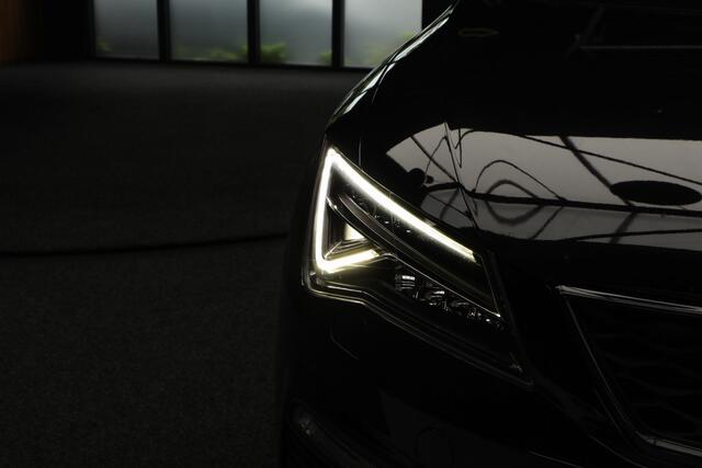 Seat LEON 2.0 TSI CUPRA 300 Panodak Navi Climate Leer Camera Carplay PDC Zwarte binnenhemel LED LM velgen