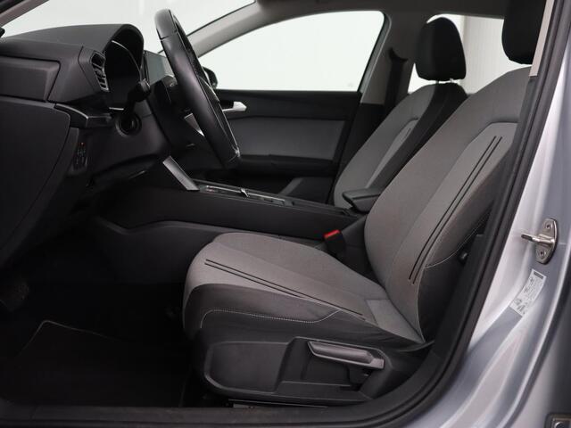 Seat LEON 1.0 eTSI Style | Trekhaak | Camera | Carplay | Full LED | Navigatie | Cruise control | Parkeerhulp | Climate control | Bluetooth