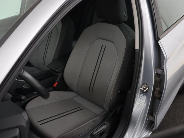 Seat LEON 1.0 eTSI Style | Trekhaak | Camera | Carplay | Full LED | Navigatie | Cruise control | Parkeerhulp | Climate control | Bluetooth