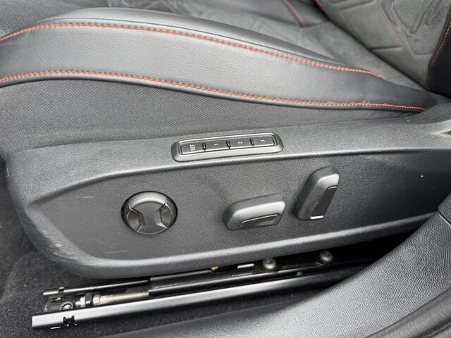 Seat LEON 1.4 TSI eHybrid PHEV FR Business Intense | Panoramadak | Stoelverwarming | Apple CarPlay / Andoid Auto | Navigatie |