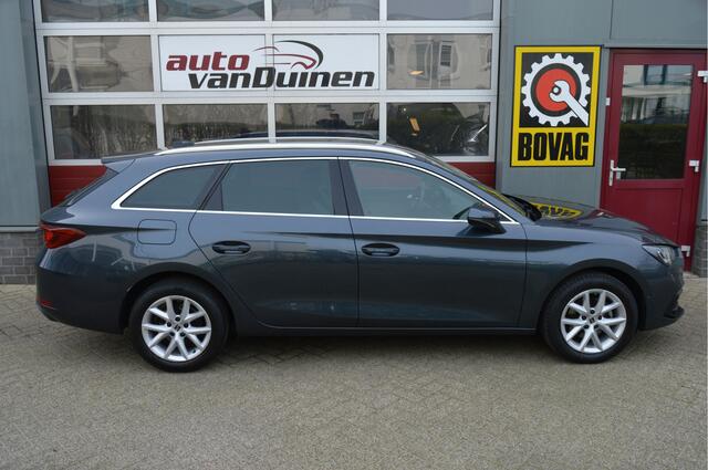 Seat LEON Sportstourer 1.5 eTSI Style Launch Edition O.a: Camera, PDC, Carplay, Navi, Clima, ACC, Etc. All-in prijs!
