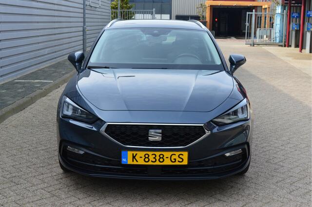 Seat LEON Sportstourer 1.5 eTSI Style Launch Edition O.a: Camera, PDC, Carplay, Navi, Clima, ACC, Etc. All-in prijs!