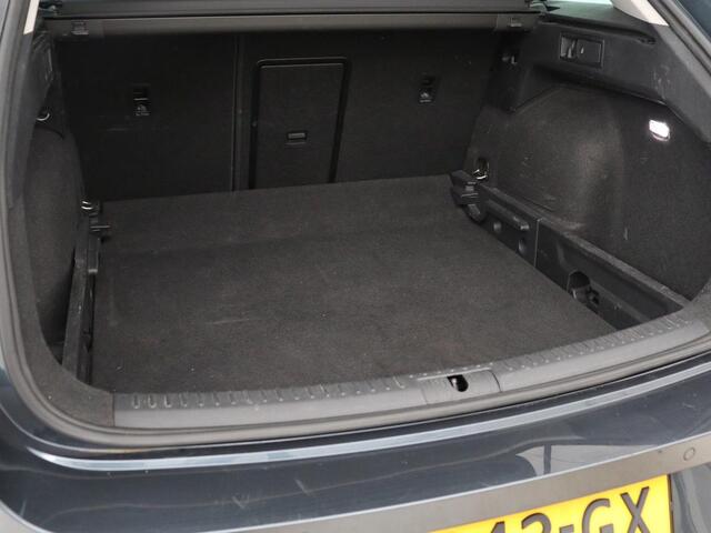 Seat LEON 1.5 eTSI Style Launch Edition | Trekhaak | Adaptive cruise | Camera | Carplay | Navigatie | DAB | Parkeerhulp | Digital Cockpit | Climate control | Bluetooth