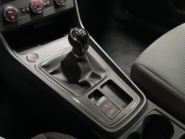 Seat LEON 1.0 TSI Intense Sport (APPLE CARPLAY, NAVIGATIE, CLIMATE, GETINT GLAS, SPORTSTOELEN, KEYLESS, PARKEERSENSOREN, ADAPTIVE CRUISE, NIEUWE APK, NIEUWSTAAT)