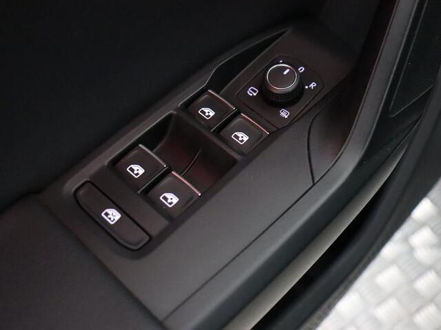 Seat LEON 1.5 eTSI FR Business Intense (Camera / ACC / Keyless / Draadloos laden)