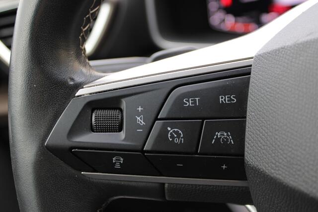 Seat LEON Sportstourer 1.5 eTSI Style Business Intense | Trekhaak | Adaptieve cruise | Camera | Navigatie | Keyless
