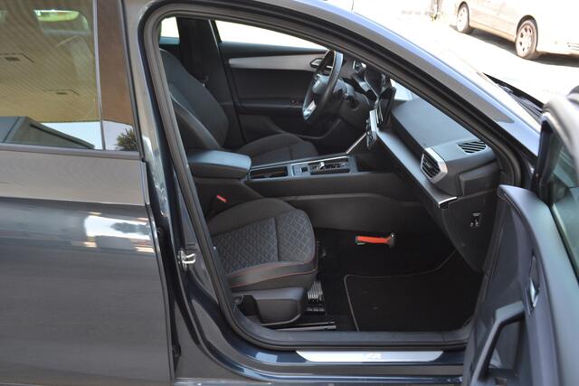 Seat LEON Sportstourer 1.4 TSI eHybrid PHEV 259pk FR | Panoramadak | Achteruitrijcamera | Stuur en stoelverw. | Spoorwisselassistent | Carplay | Dynamische besturing |