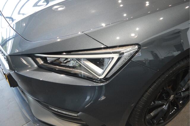 Seat LEON Sportstourer 1.0 eTSI FR navi pano leer camera cruise 18 inch !!