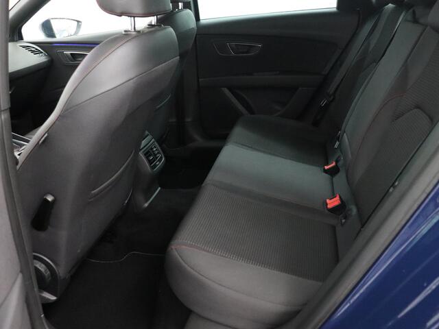 Seat LEON ST 150 PK 1.4 EcoTSI FR Bluetooth, Cruise control adaptief, stuur multifunctioneel, voorstoelen verwarmd, schakelpaddles, De SEAT Leon ST 1.4 EcoTSI FR is een luxe, ruime en sportieve stationwagen die comfort en prestaties perfect combineert. Dankzij de c