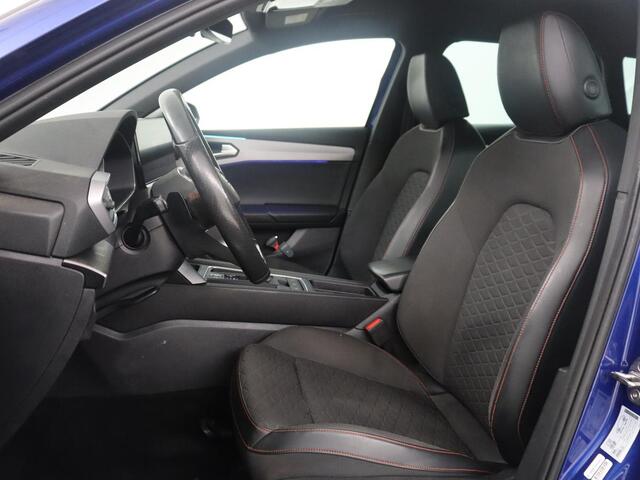 Seat LEON Sportstourer 1.5 eTSI FR Business Intense | Half Leder | Adaptive cruise | Park assist | Navigatie | Carplay | Climate control | Sfeerverlichting |