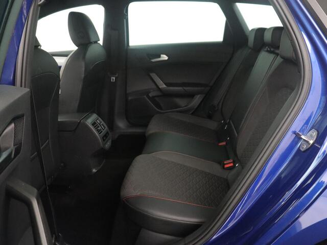 Seat LEON Sportstourer 1.5 eTSI FR Business Intense | Half Leder | Adaptive cruise | Park assist | Navigatie | Carplay | Climate control | Sfeerverlichting |