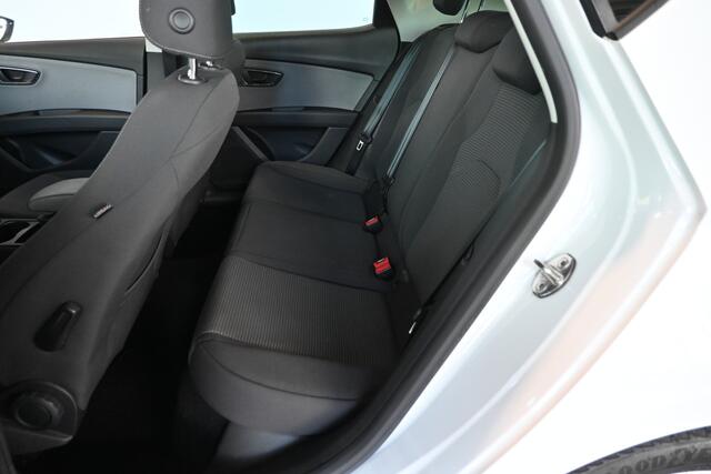 Seat LEON 1.0 EcoTSI Automaat Style Business Intense Clima Cruise control Navigatie PDC Licht metaal Inruil mogelijk
