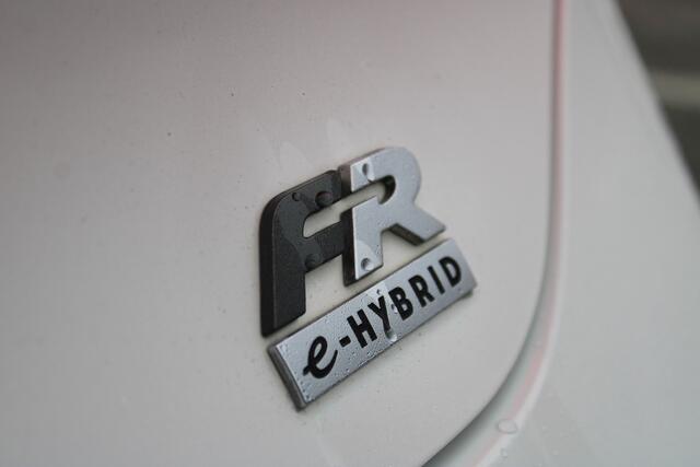 Seat LEON 1.4 TSI eHybrid PHEV FR / SOH 97% / Navigatie / LED / Parkeersensoren A / Digital cockpit / Verwarmb stoelen / 17''LMV