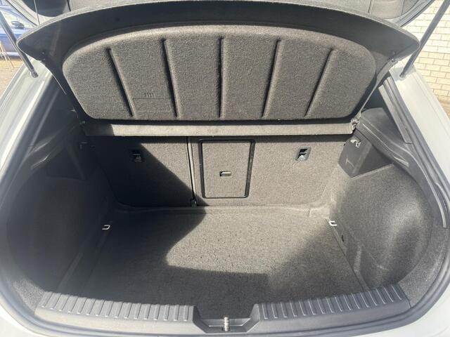 Seat LEON 1.5 eTSI FR Launch Edition | Schuif /- kanteldak | Stuur / Stoelverwarming | Achteruitrijcamera |