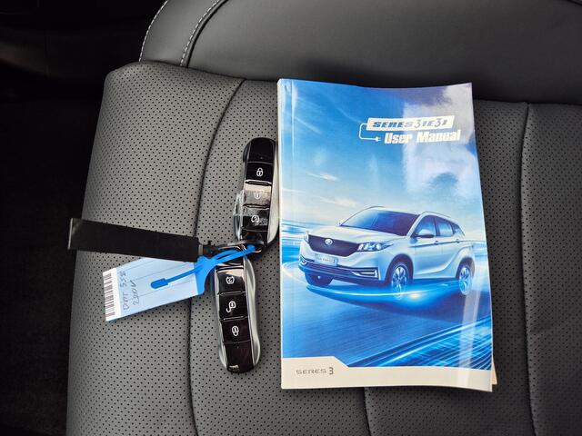 Seres 3 52kWh Automaat / Trekhaak / Garantie tot 20/5/2027 / WLTP bereik 327 km / Schuif/-Kanteldak / Rondomzicht Camera / Stoelverwarming voor / Mirror voor Google Maps Navigatie / Lederenbekleding